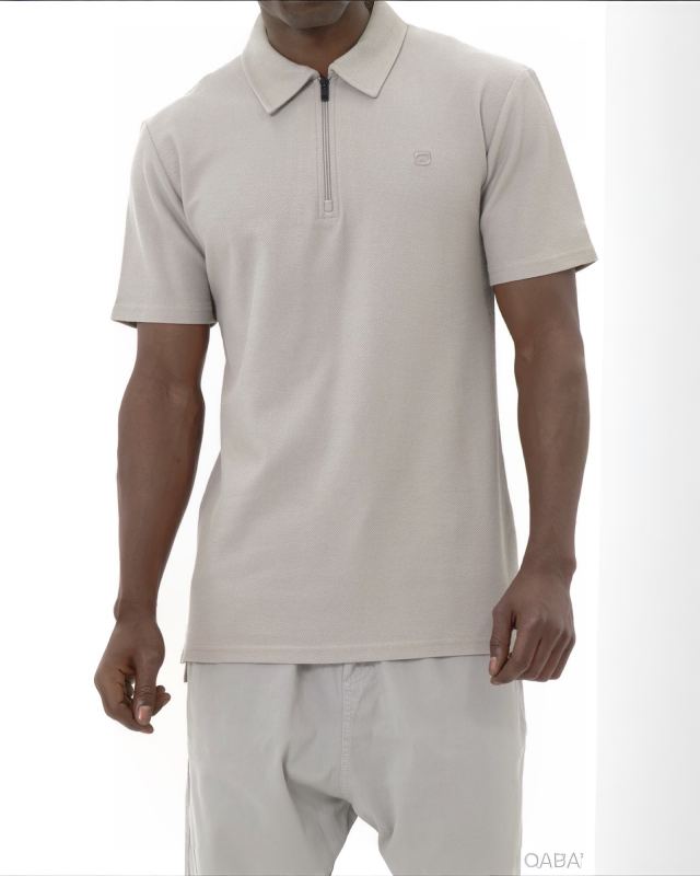 POLO ZIP KETEN GRIS – QABA’IL S25 | AMCOSMETIK