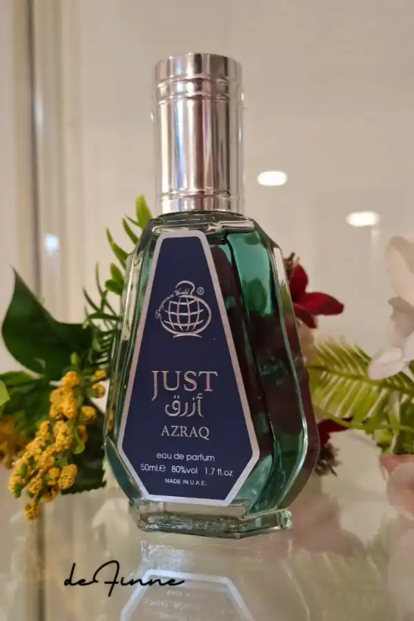 JUST AZRAQ 50 ml um perfume quente e mentiroso, com notas de topo de Pimenta Preta, Lavanda e Cardomomo no Coração Incenso e Patchouli e na base  a docura de Baunilha e Fava Tonka | Definne