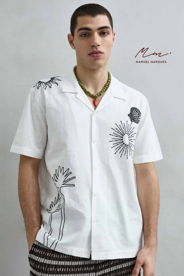 Camisa de Linho Branca com Bordado Azul Mediterrâneo  | definne