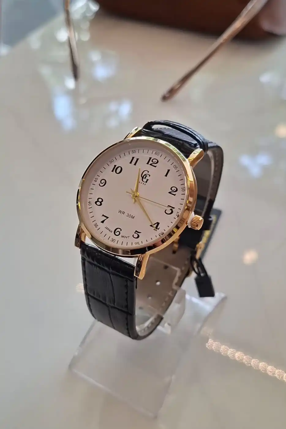 Relógio GG LUX  Classic Leather Black & Gold Fundo Branco  | definne