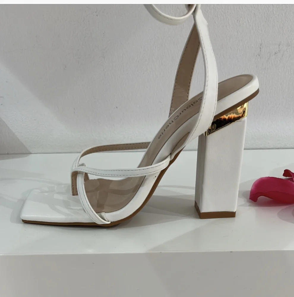 SANDALIA DETALLE DORADO | New Secret