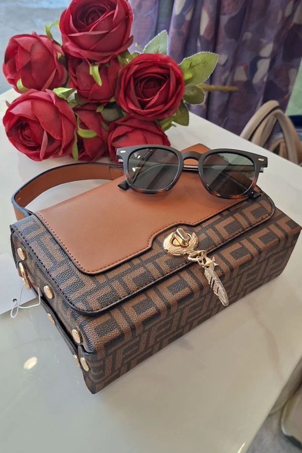 Mala Luxe Geométrica em castanho com Detalhe Dourado | Definne