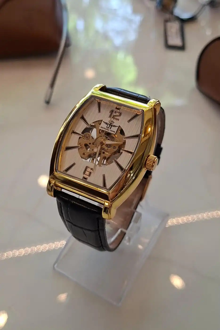 Relógio Michael John automático Black & Gold Fundo branco  | Definne