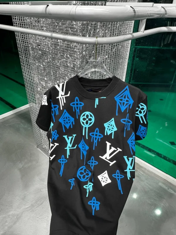 Louis Vuitton T-Shirt LV Black | MASSIMOLUXURYOUTLET