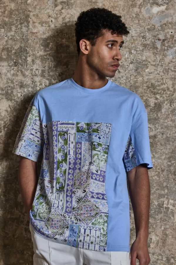 T-Shirt Patchwork Azulejo da Frilivin Azul Claro | definne