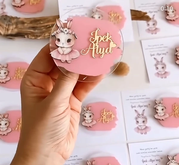 Magnète en acrylique personnalisée avec illustration et prénom en 3D | Jasmine créations 