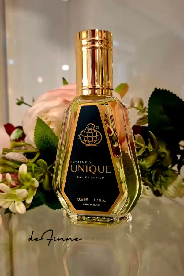 UNIQUE 50 ml um arma com notas de topo frescas como *Laranja, Melancia e Blueberry no Coração Abacaxi, Jasmim e Flor Tiare e no fundo  armas amadeirados de musk, Sandal  | Definne