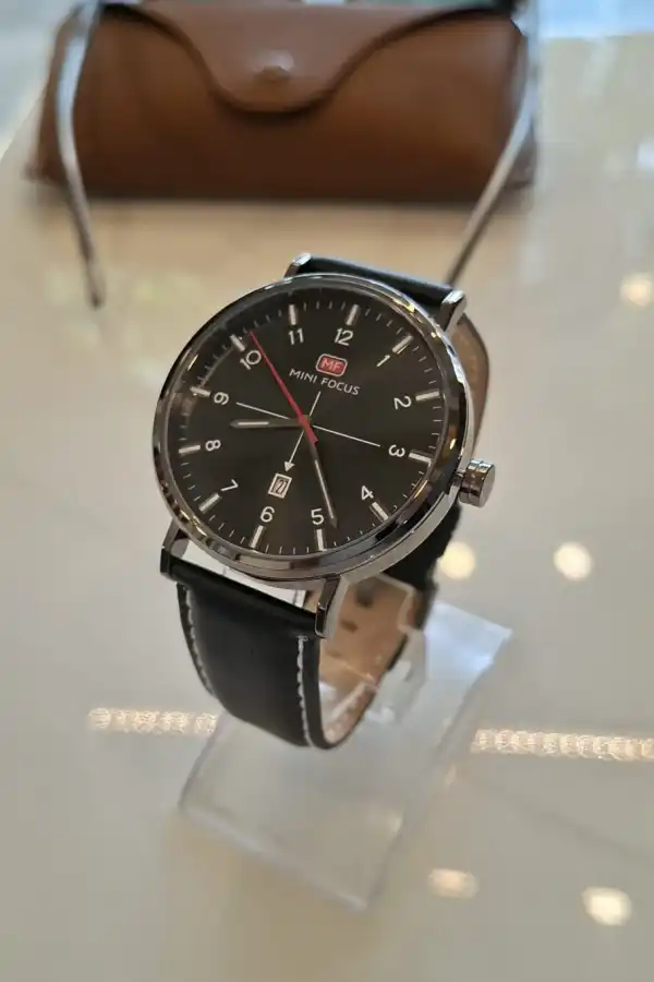 Relógio Mini Focus Classic Leather Black & Silver Fundo preto  | Definne