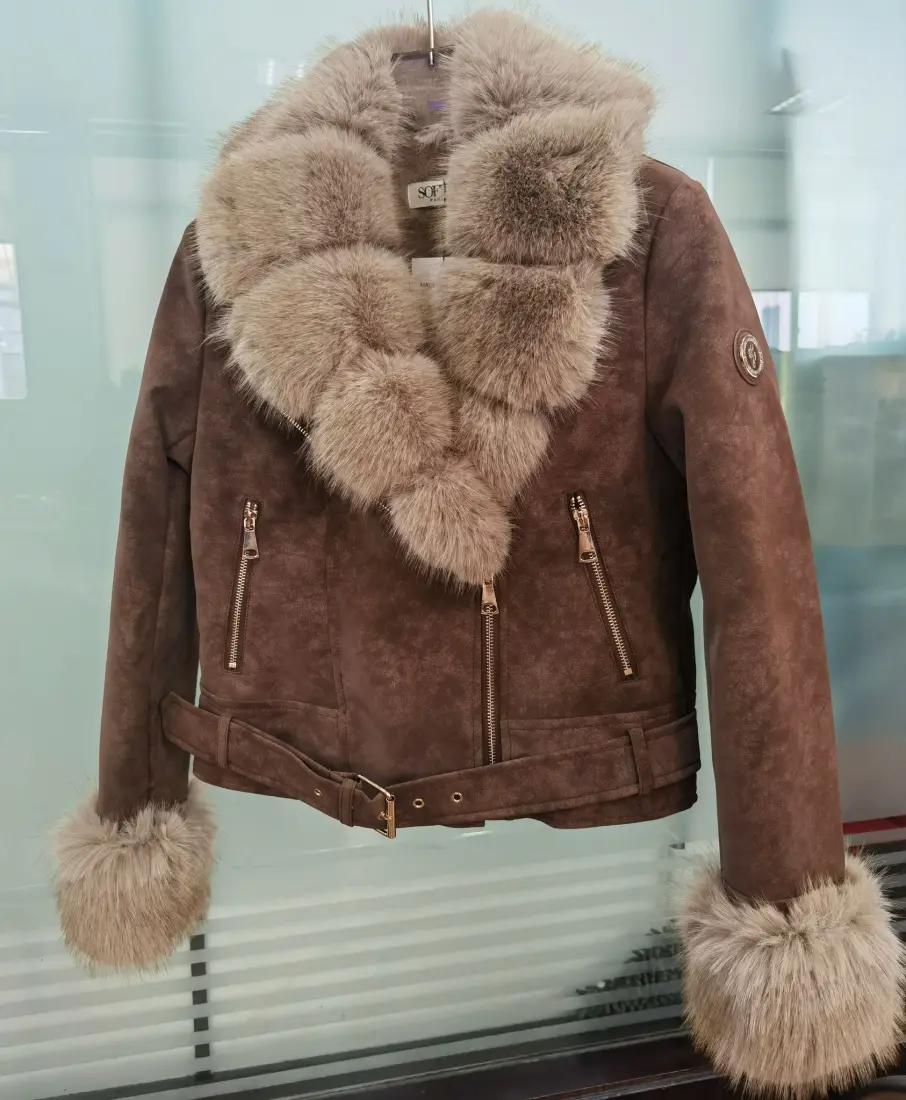 TRENDY.ING                                                   Giubbino camoscio con collo ecopelliccia  | Non solo moda 