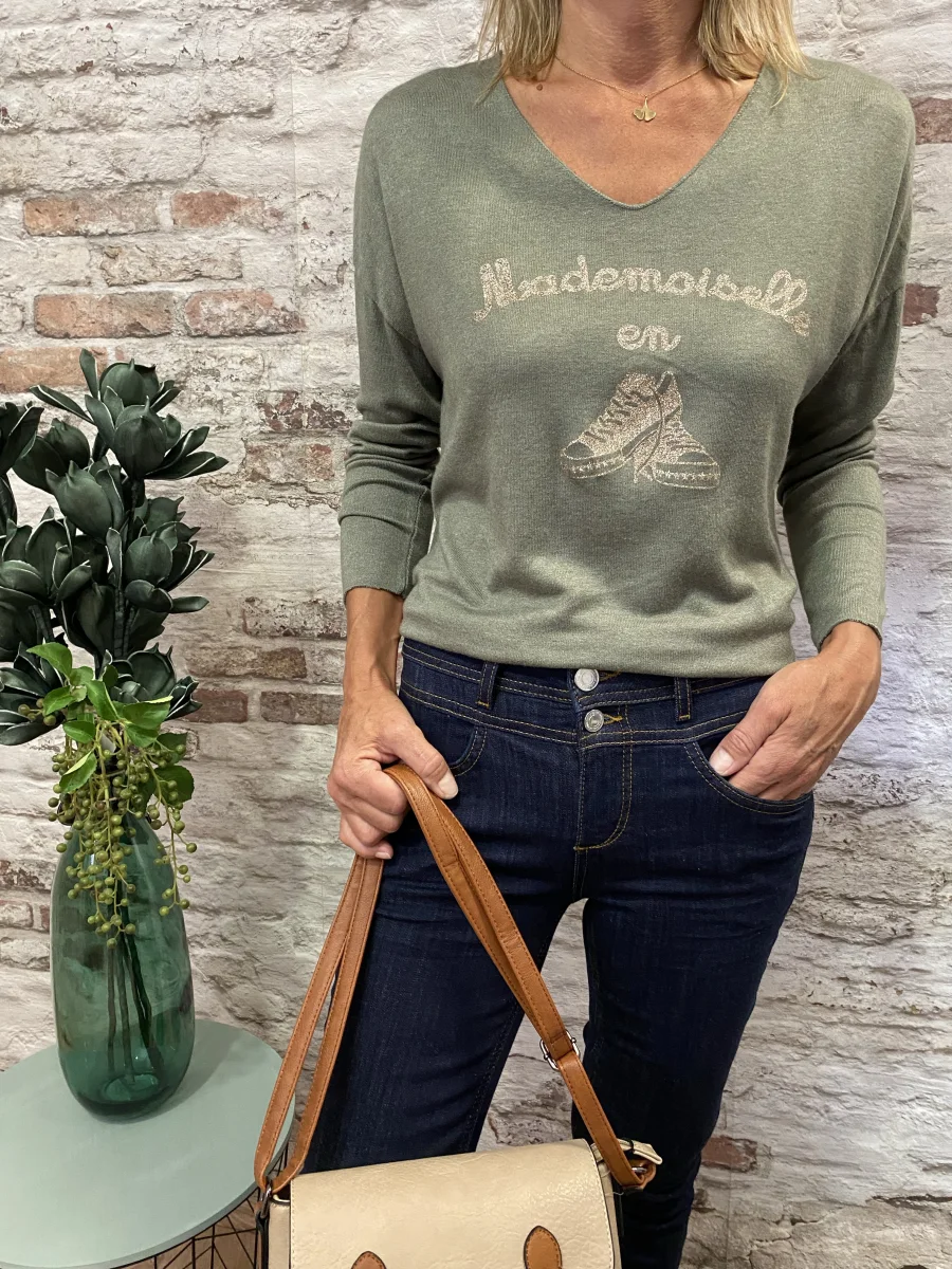 Pull mademoiselle en baskets | Jus de coco 