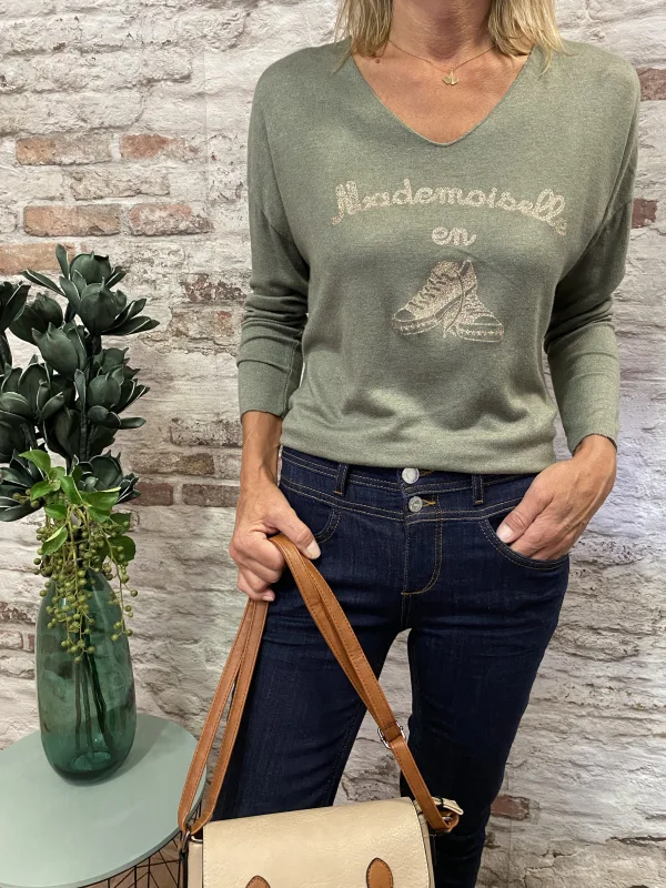 Pull mademoiselle en baskets | Jus de coco 