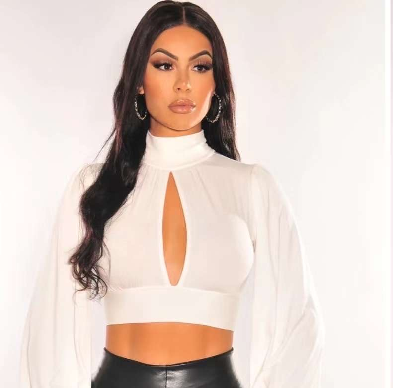 TOP CON ESCOTE CUELLO ALTO | New Secret