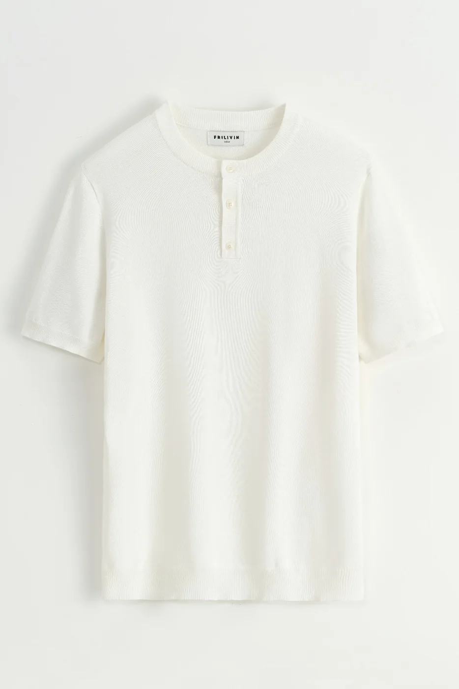 T-Shirt Branca de Malha estilo Minimalista com Gola de Botão  | Definne