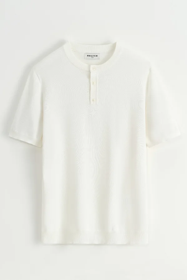 T-Shirt Branca de Malha estilo Minimalista com Gola de Botão  | Definne