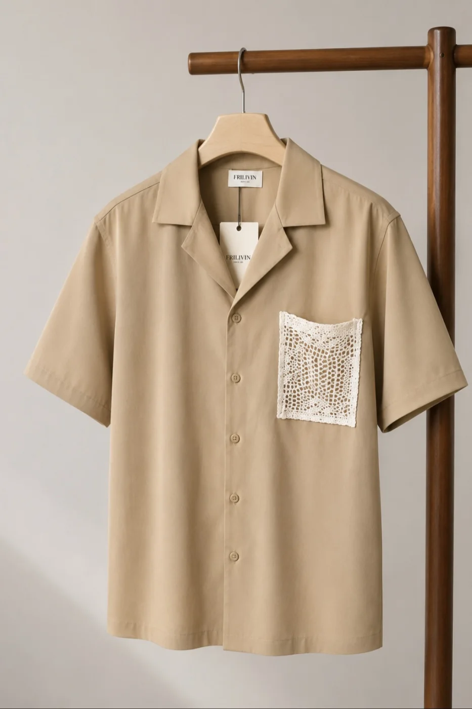 Camisa Havaiana estilo Linho com Bolso em renda Frilivin em Beje | definne