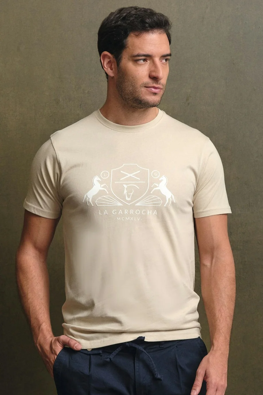 T-Shirt Casual Beje Linear La Garrocha  | Definne