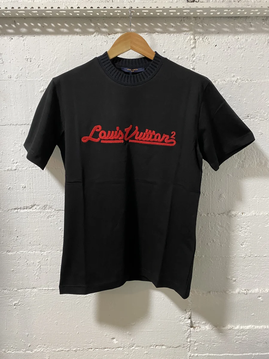 Louis Vuitton T-Shirt Black LV in Red | MASSIMOLUXURYOUTLET