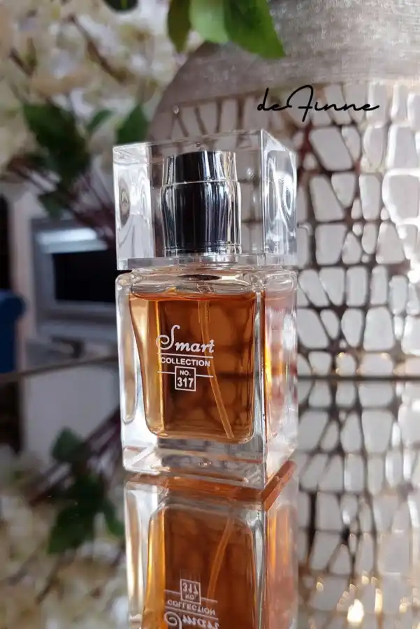 SMART 317 combina notas de topo frescas e aromáticas, coração floral e amadeirado com toque de cacau, e base profunda de couro, vetiver e patchouli. | Definne