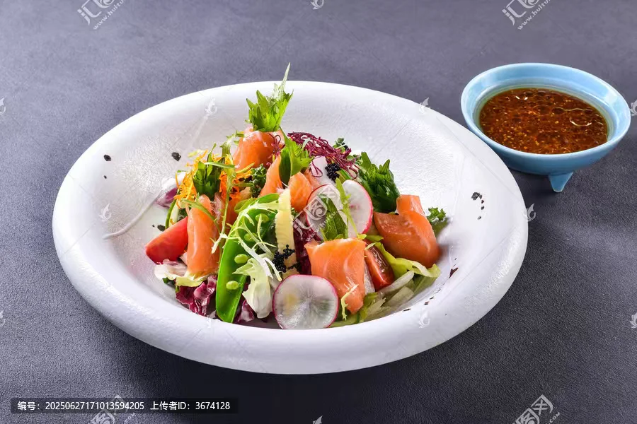 Salade au saumon cru | 墨池 mochi