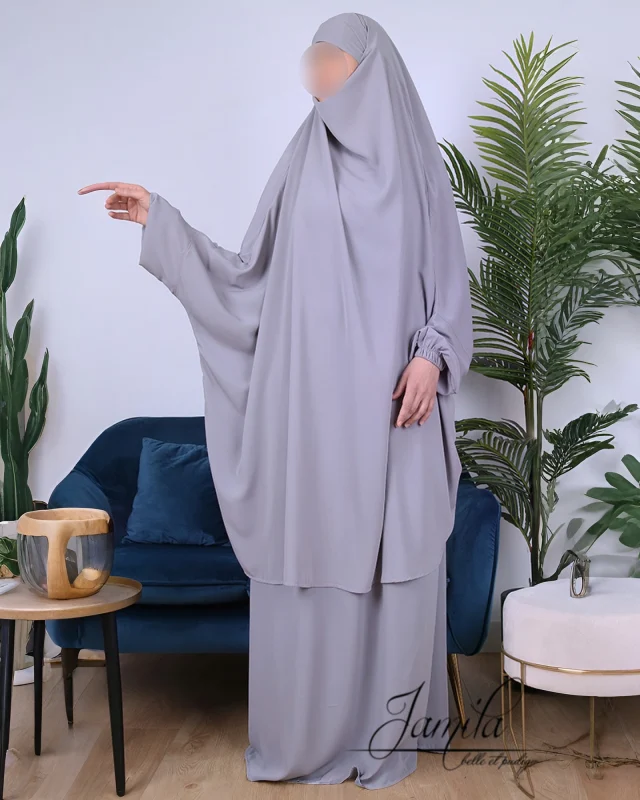 JILBAB 2 PIÈCES AVEC JUPE  GRIS CLAIR – CONFORT ET ÉLÉGANCE | AMCOSMETIK