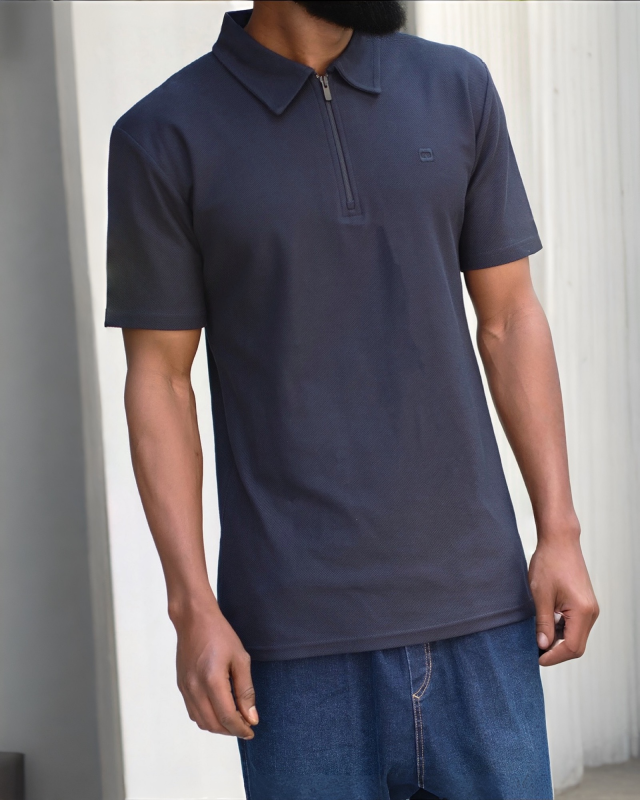 POLO ZIP KETEN BLEU NUIT – QABA’IL S25 | AMCOSMETIK