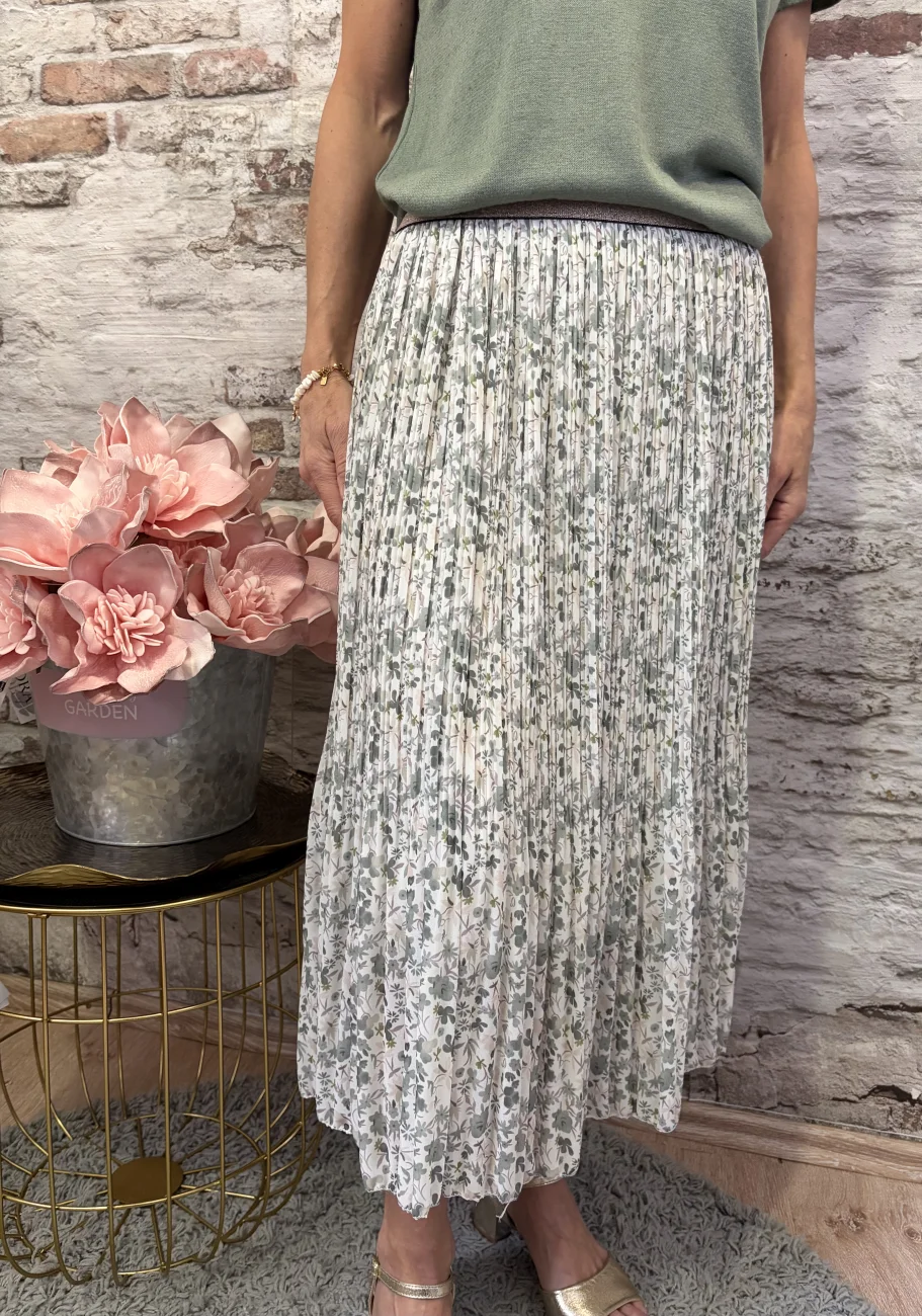 Jupe plissée  | Jus de coco 