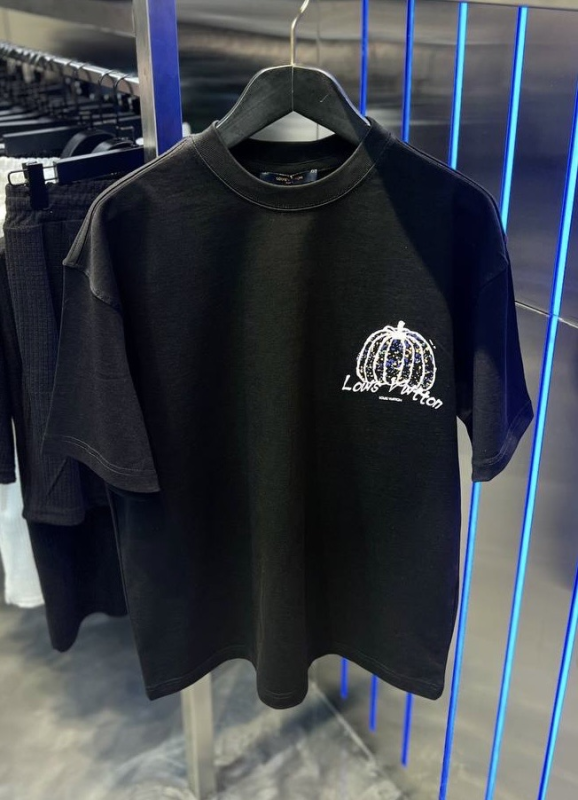 Louis Vuitton T-Shirt Black Apple  | MASSIMOLUXURYOUTLET