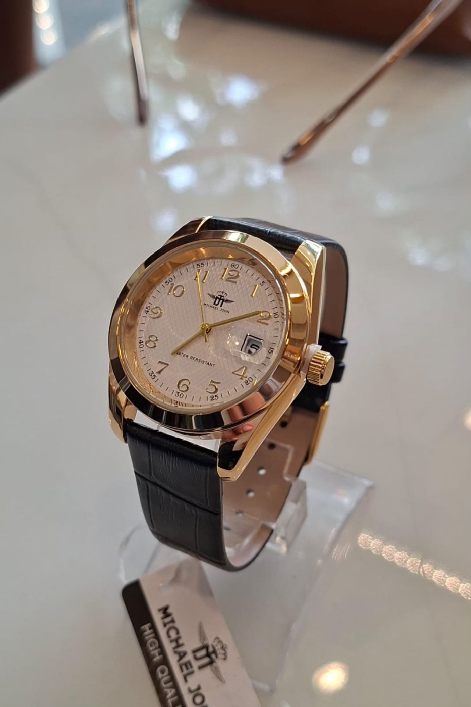 Relógio Michael Jonh Black & Gold Fundo Branco cod 1806 | definne