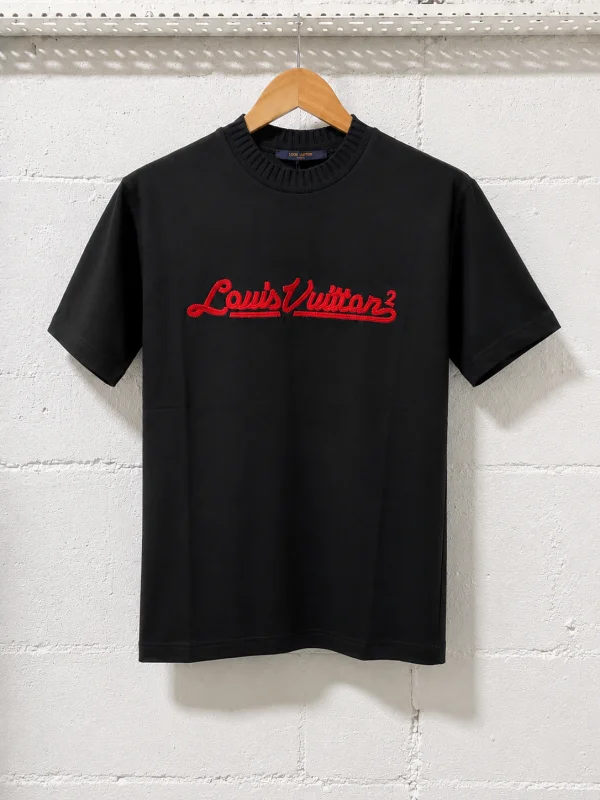 Louis Vuitton T-Shirt Black LV in Red | MASSIMOLUXURYOUTLET