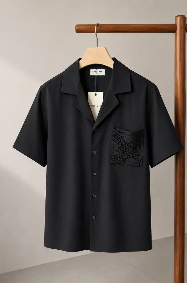 Camisa Havaiana estilo Linho com bolso de renda Frilivin em preto | definne