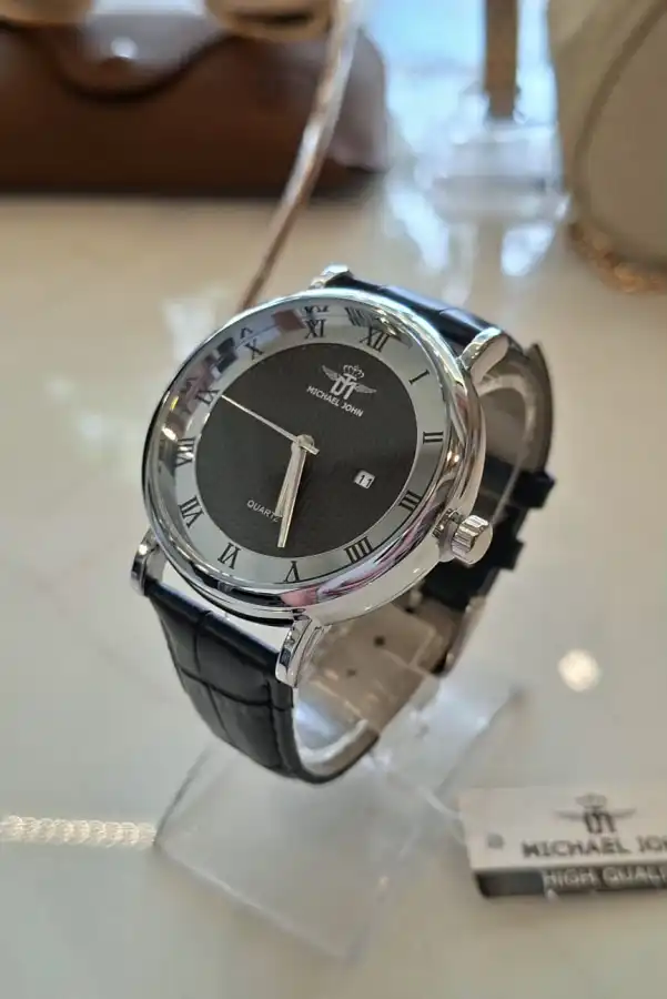Relógio Michael Jonh Black & Silver Fundo preto  | definne