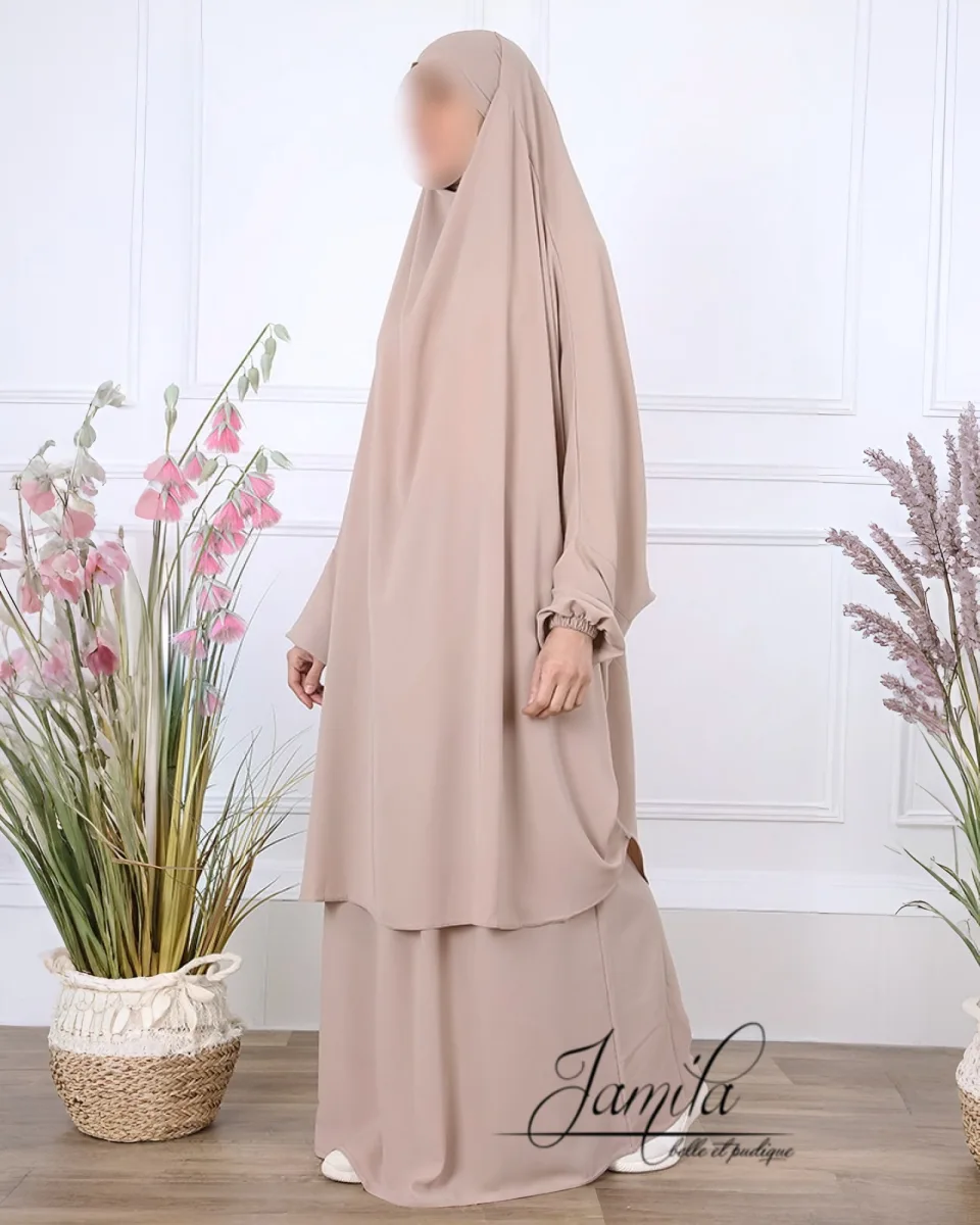 JILBAB 2 PIÈCES AVEC JUPE BEIGE POUDRÉ – CONFORT ET ÉLÉGANCE | AMCOSMETIK